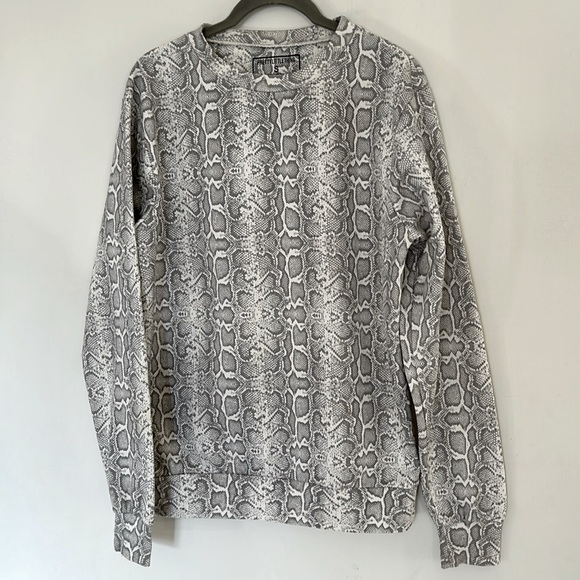 🎈3/$25🎈NWOT PrettyLittleThing Snake Print Sweatshirt - Picture 1 of 4